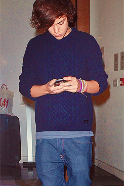 zarrys-blog:  Favourite Harry Styles Candid (8) - NOV 17TH  OUT AND ABOUT IN LONDON