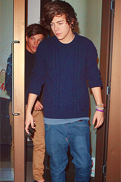 zarrys-blog:  Favourite Harry Styles Candid (8) - NOV 17TH  OUT AND ABOUT IN LONDON