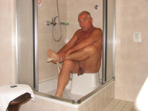 http://senioretgay2.tumblr.com/post/21965897105