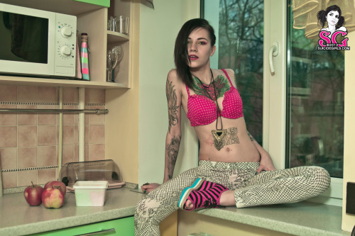 thedarksideofgruff:  Jamity - Pretty when I eat     Click Here For More Suicide girls 
