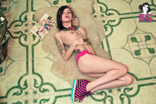 thedarksideofgruff:  Jamity - Pretty when I eat     Click Here For More Suicide girls 