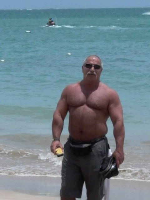 dilftruckers:  daddy at the beach  Spec-ta-cu-lar!