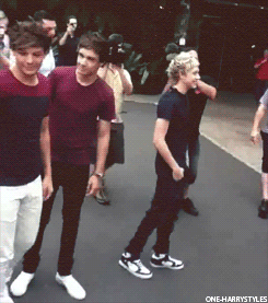  Louis smacks security’s bum x   