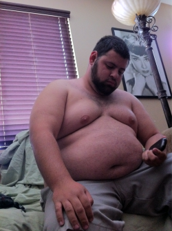 kabutocub:  chubsrule:  danielcub:  My best friend Andrew… He’s a little on the hefty side and he’s straight but man is he fuckin adorable.  I’d blow him  Super hot chubby guy… mmm 