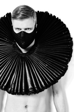 modne:  Ruff collar and mask at David Menkes Leather. @headswillrollbaby | facebook.  