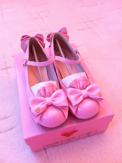 Sex frillypinkdreams:  My baby shoes :3 Also pictures