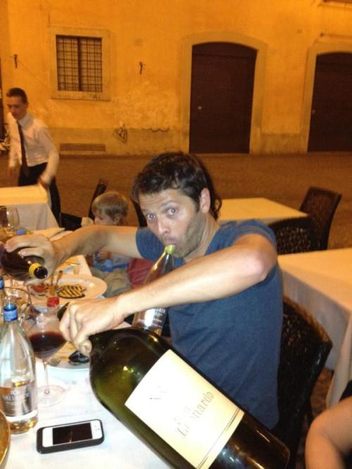 castielcampbell:   That time the entire Supernatural cast got drunk on wine and live tweeted it.  Misha, your son is hugging a bottle of wine in one hand and a wine glass in the other… STOPPP…. 