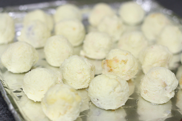 boohoolindalieu:  thecakebar:  red velvet cheesecake pops tutorial! (tutorial/recipe)