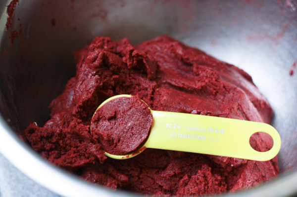 boohoolindalieu:  thecakebar:  red velvet cheesecake pops tutorial! (tutorial/recipe)