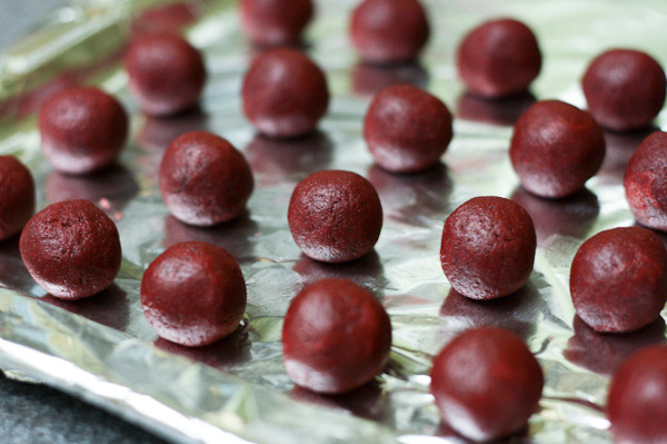 boohoolindalieu:  thecakebar:  red velvet cheesecake pops tutorial! (tutorial/recipe)