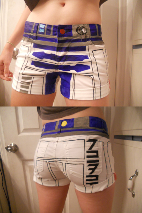 ohsummerrain:  dbsw:  Hand painted R2D2 shorts // by productiveslacker Very clever, the red snap is a nice touch.  iargojnaergkeaamgnae wigjeriae