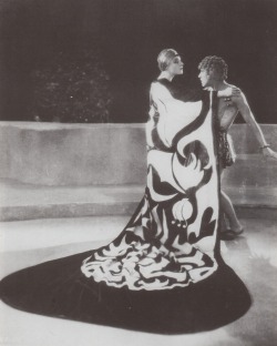 paperspots:  Alla Nazimova and Mitchell Lewis in Salome (1923).  I to dosłownie jak z ilustracjami B.