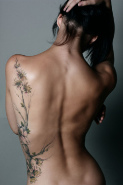 hisprerogative:  i want to run my finger down every rise and fall of her spine. submitted by http://muneca-blue.tumblr.com/ 