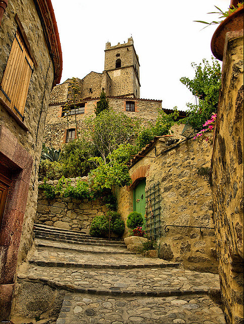 Medieval streets of Eus, Pyrénées-Orientales, France (by Jordi Brió).