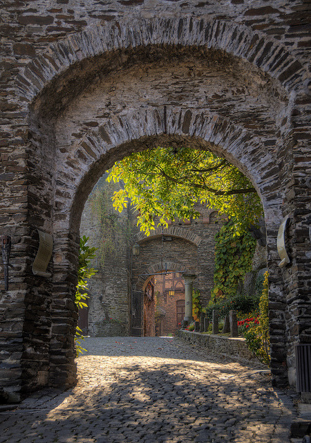 Arches on the streets of Cochem, Rheinland-Pfalz, Germany (by Wolfgang Staudt).