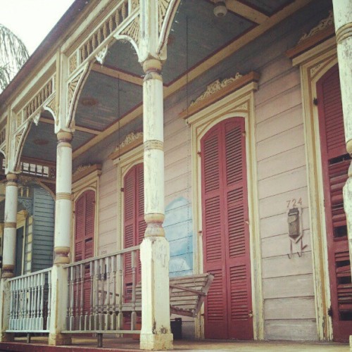 thedesignhatch:An aging beauty, even with cracked paint the houses in New Orleans are still beautifu