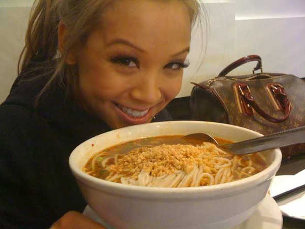 azianxxmuzik:  Such a food lover &lt;3 
