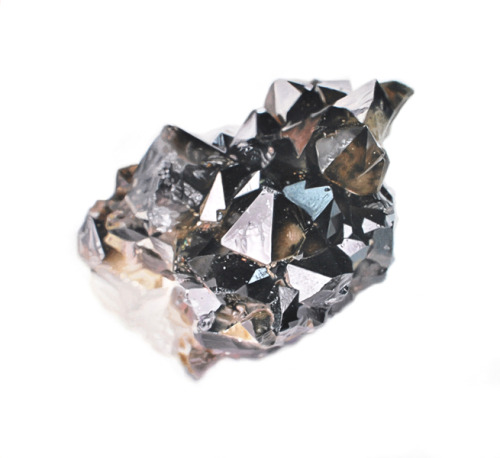 themineralogist:  ruineshumaines:  These are no photos – these are tiny, hyper-realistic and exquisitely detailed oil paintings of semi-precious gemstones and minerals, painted by Toronto-based Carly Waito.  this makes me sick  Wow
