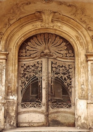 jeweledlight:furinchime:sweetvisage:Art Nouveau Doors(Photos uncredited as I collected them on my ha