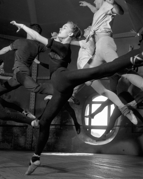 ffhum:Robert Doisneau Cours d'Adage à l'Opéra, Paris, 1950.