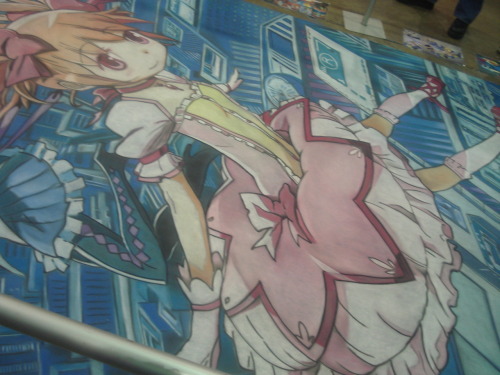 skrilladex: This guy made a giant chalk drawing of some Madoka Magica box art and these are the prog