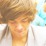 peachywang:  harry   looking down 