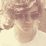 peachywang:  harry   looking down 