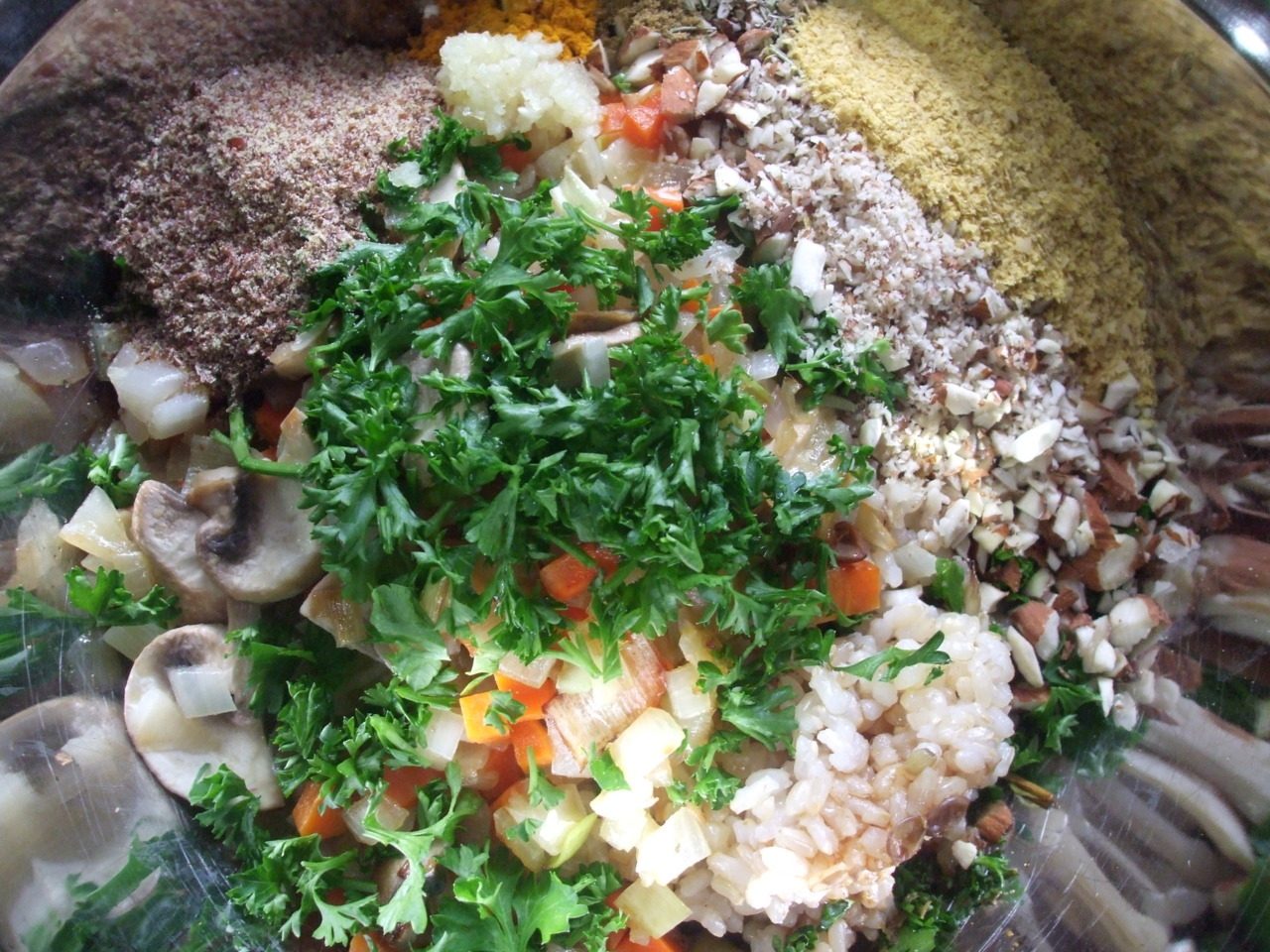 garden-of-vegan:  Vegan Lentil Loaf: lentils, brown rice, mushrooms, carrots, garlic,