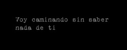 todoesconfuso:  Ni siquiera el agua que rodea mis pies, puedo sentir.                             Lo intento cada vez mejor, y no estaré satisfecho hasta olvidarme al fin de ti, como soñé. ♪ (8)