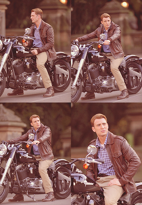 Combinação perfeita = Chris Evans + jaqueta de couro + Harley Davidson.