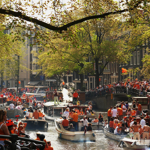 Celebrating Queen&rsquo;s Day on Amsterdam canals, The Netherlands (by Frizztext).