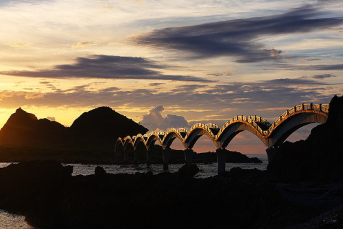Sansiantai Bridge at dawn, Taitung County, Taiwan (by nodie26).