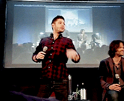  Jared’s impression of Dean and Jensen’s of Sam. kkkkkkkkkkkkkkkkkkkkkkkkkkkkkkkkkkkk Jensen é o melhor!  