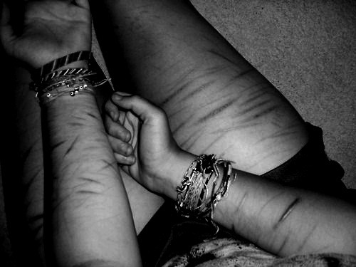 sorriso-roubado:  Vocês me julgam, vocês me humilham e eu acabo me punindo pelos error de vocês!  