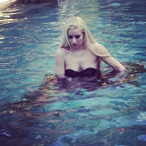 fuckyesiggyazalea:  Iggy Azalea shooting the cover for her ‘GLORY’ EP 