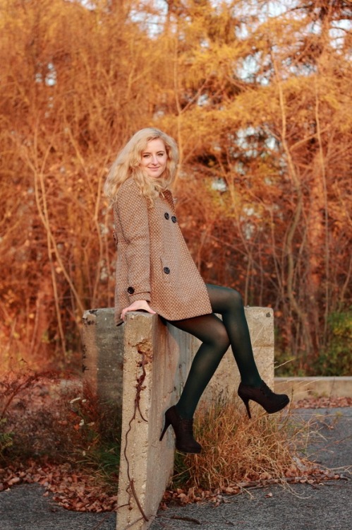 jasonoutfitandpantyhose: Lady In The Woods