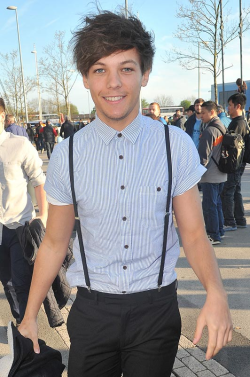  Only Louis Tomlinson Would Go To A Football Match Dressed Like That. 