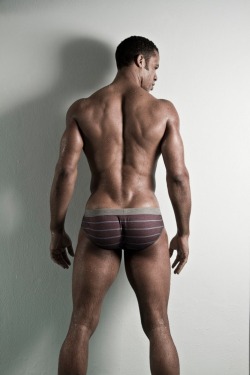 travoyinthedark:  juicestream:  CAKE ON #ASSWEDNESDAY  TravoyintheDark: HE got body though!