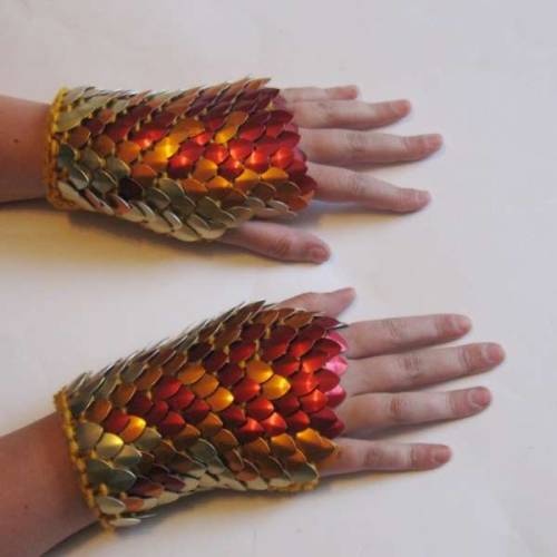 awarlockcalledemrys:  lunasumerin:  kitsaria:  lostwithoutmydoctor:  tinker-timelord-detective-doctor:  keepingitconceptual:  medievalpunks:  Dragonscale Gloves    I don’t need these, but good lord these are super fucking rad.   Dude. The red and gold