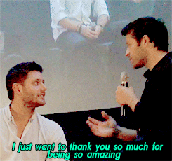 mishasteaparty:  While Jared was signing autographs, a fan told him “thank you