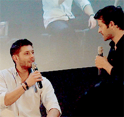 mishasteaparty:  While Jared was signing autographs, a fan told him “thank you