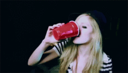 b-ipola-r:  Quando fizer frio, e parecer ser o fim, e não tiver para onde ir, você sabe que eu não desistirei - Avril Lavigne