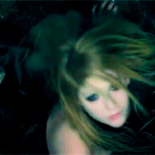 b-ipola-r:  Quando fizer frio, e parecer ser o fim, e não tiver para onde ir, você sabe que eu não desistirei - Avril Lavigne