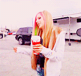 b-ipola-r:  Quando fizer frio, e parecer ser o fim, e não tiver para onde ir, você sabe que eu não desistirei - Avril Lavigne