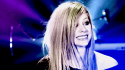 b-ipola-r:  Quando fizer frio, e parecer ser o fim, e não tiver para onde ir, você sabe que eu não desistirei - Avril Lavigne