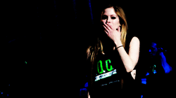 b-ipola-r:  Quando fizer frio, e parecer ser o fim, e não tiver para onde ir, você sabe que eu não desistirei - Avril Lavigne