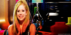 b-ipola-r:  Quando fizer frio, e parecer ser o fim, e não tiver para onde ir, você sabe que eu não desistirei - Avril Lavigne