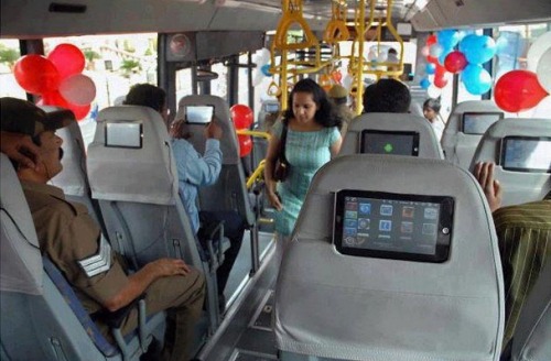  Nossa,eu ia adorar tablet’s nos bancos do ônibus!  Mais aí eu lembro que eu moro no Brasil,e iam roubar os tablet’s antes de eu entrar no ônibus!  