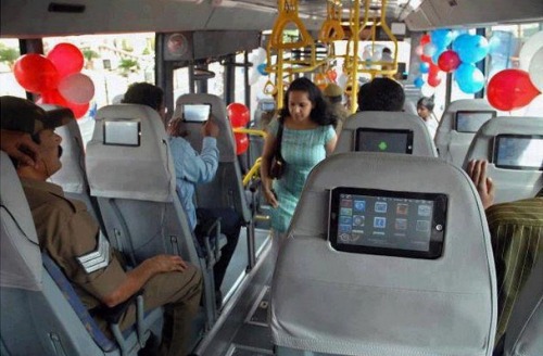 magiadohumor:  Nossa,eu ia adorar tablet’s nos bancos do ônibus!  Mais aí eu lembro que eu moro no Brasil,e iam roubar os tablet’s antes de eu entrar no ônibus!  
