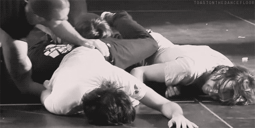 imawalking-travesty:sorryicantthinkofawittyurl:LOOK HOW ALEX JUST LOOKS INTO JACKS EYES AND SMILES A